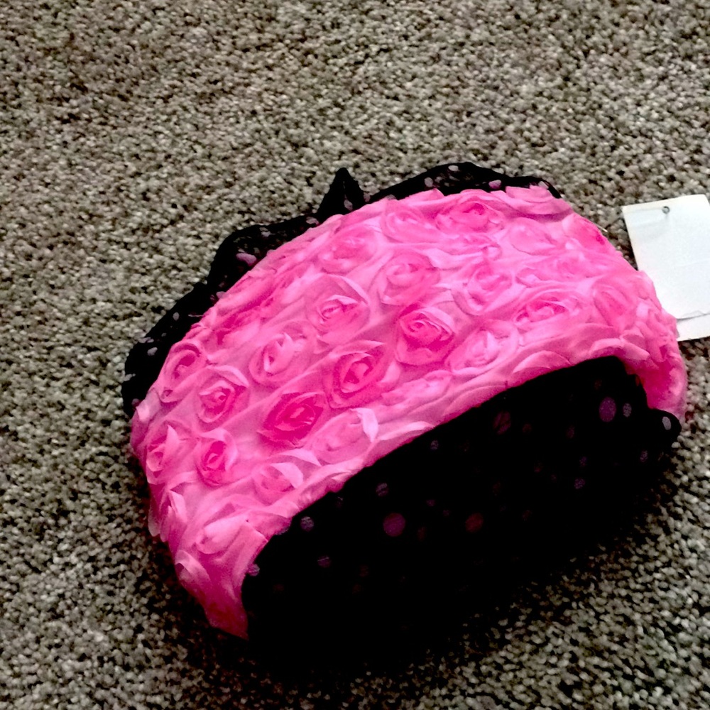 NWT rose 🌹 buds cosmetic pouch 8 X 5 x 3.5 inch